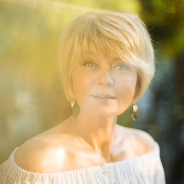 Логотип Сама Меньшова - Канал в MAX